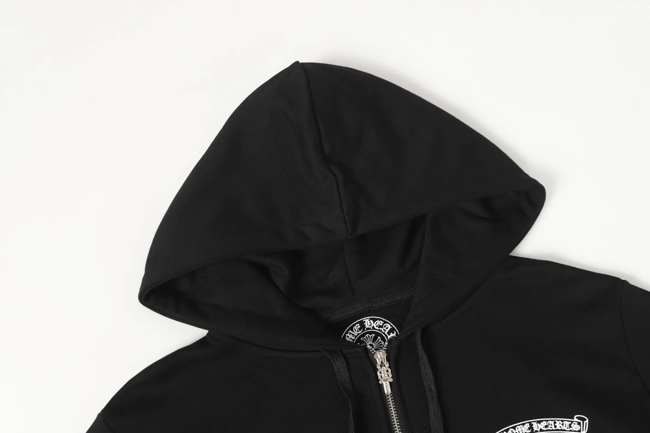 P250 #K31 Cross-border model, please do not place an order if you are pursuing quality - Chrome Hearts/Chrome Hearts 23ss scroll horseshoe print zipper sweatshirt cardigan jacket - High weight, high density and high quality. The wool is soft, delicate and skin-friendly. It feels soft and silky. It has excellent warmth and skin-friendly properties. - Custom-woven and dyed with no color difference. No matter the fabric or workmanship details, it beats the ordinary version on the market. - Hardware zipper accessories are all customized and full of details. -Colour: black white -Size: S M L XL
